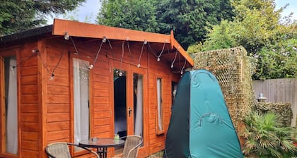 Cosy Cabin Free Parking near Central London NO ULEZ