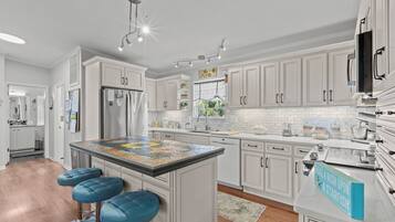 Refrigerador, microondas, horno, placa de cocina