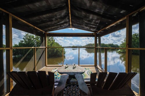 Kiss Me Kottage- Private Waterfront Home!
