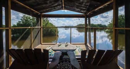 Kiss Me Kottage- Private Waterfront Home!