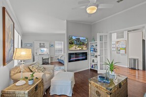 TV - Kiss Me Kottage- Private Waterfront Home! (Cedar Key)