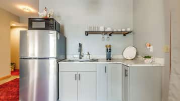 Kühlschrank, Mikrowelle, Herdplatte, Wasserkocher mit Kaffee-/Teezubehör