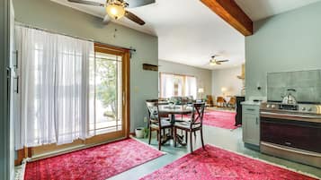Kühlschrank, Mikrowelle, Herdplatte, Wasserkocher mit Kaffee-/Teezubehör