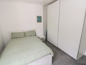 3 bedrooms, individually decorated, individually furnished, free WiFi - Afan House (Port Talbot)