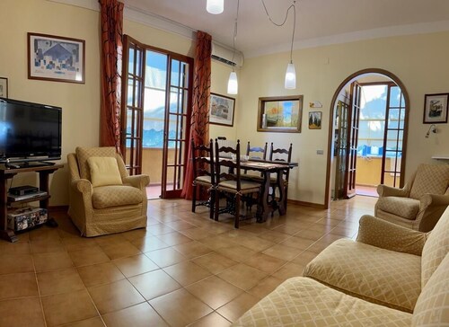 Cozy three-room apartment surrounded by greenery near the sea