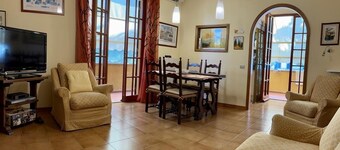 Cozy three-room apartment surrounded by greenery near the sea