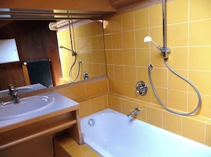 SĂšche-cheveux, bidet, serviettes fournies, savon