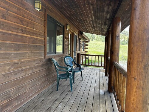 Buttercup Cabin - Quiet Neighborhood with Plenty of Room for All - 4 Bedroom/2.5 Bathroom