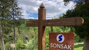 A wooden signpost with a sign for 'Sonsak Cottage' and 'Homestay' numbers 941 and 943. - Unit 1_Expansive Luxury Suite for up to 4 Persons (Charlottesville)