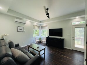 Smart TV, stereo - Unit 2_Expansive Luxury Suite for up to 4 Persons (Charlottesville)