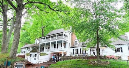 Unit 3 - Luxury King Suite with Private Balcony