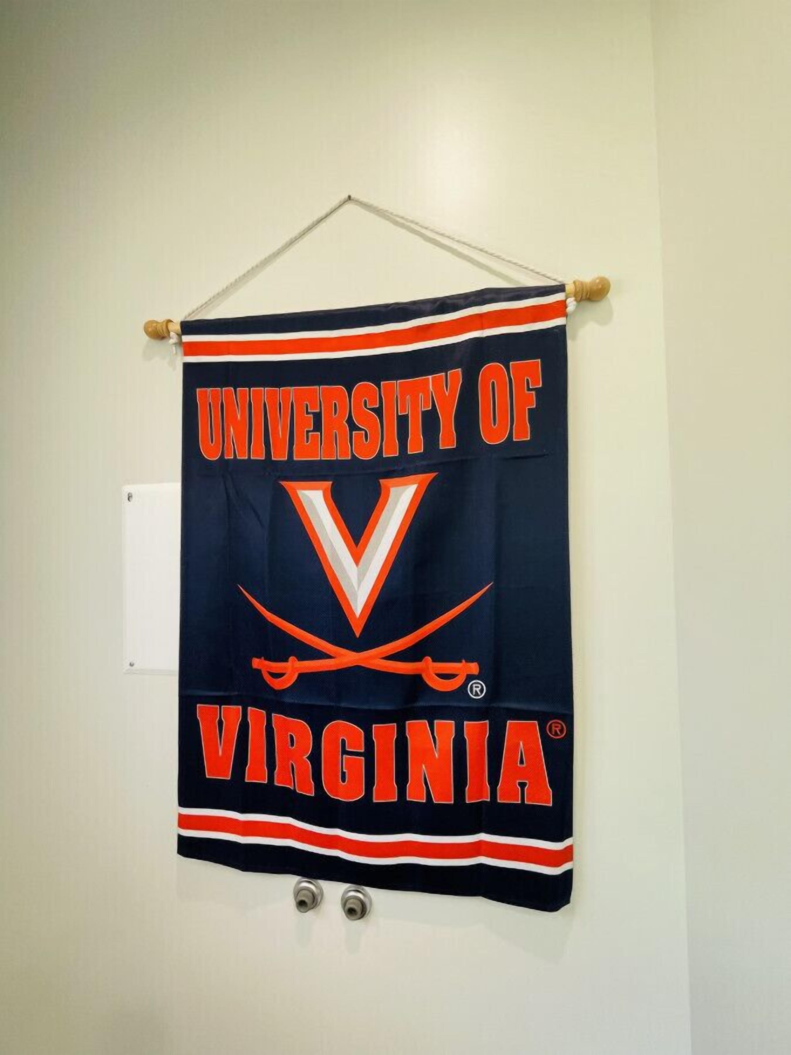 Un banderín de la Universidad de Virginia colgado en una pared.