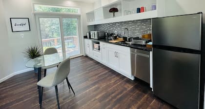 Unit 3 - Luxury King Suite with Private Balcony