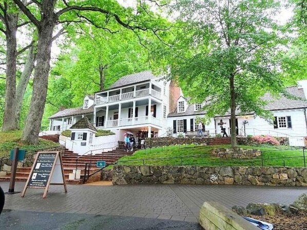 Exterior - Unit 4 - Luxury King Suite with Private Balcony (Charlottesville)