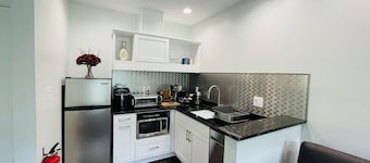 Unit 4 - Luxury King Suite with Private Balcony