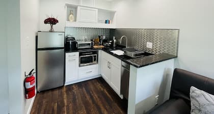 Unit 4 - Luxury King Suite with Private Balcony
