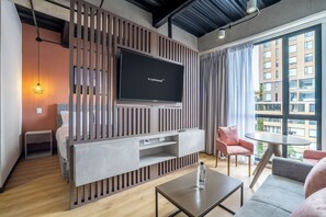 Deluxe-Apartment | Wohnbereich | Flachbildfernseher