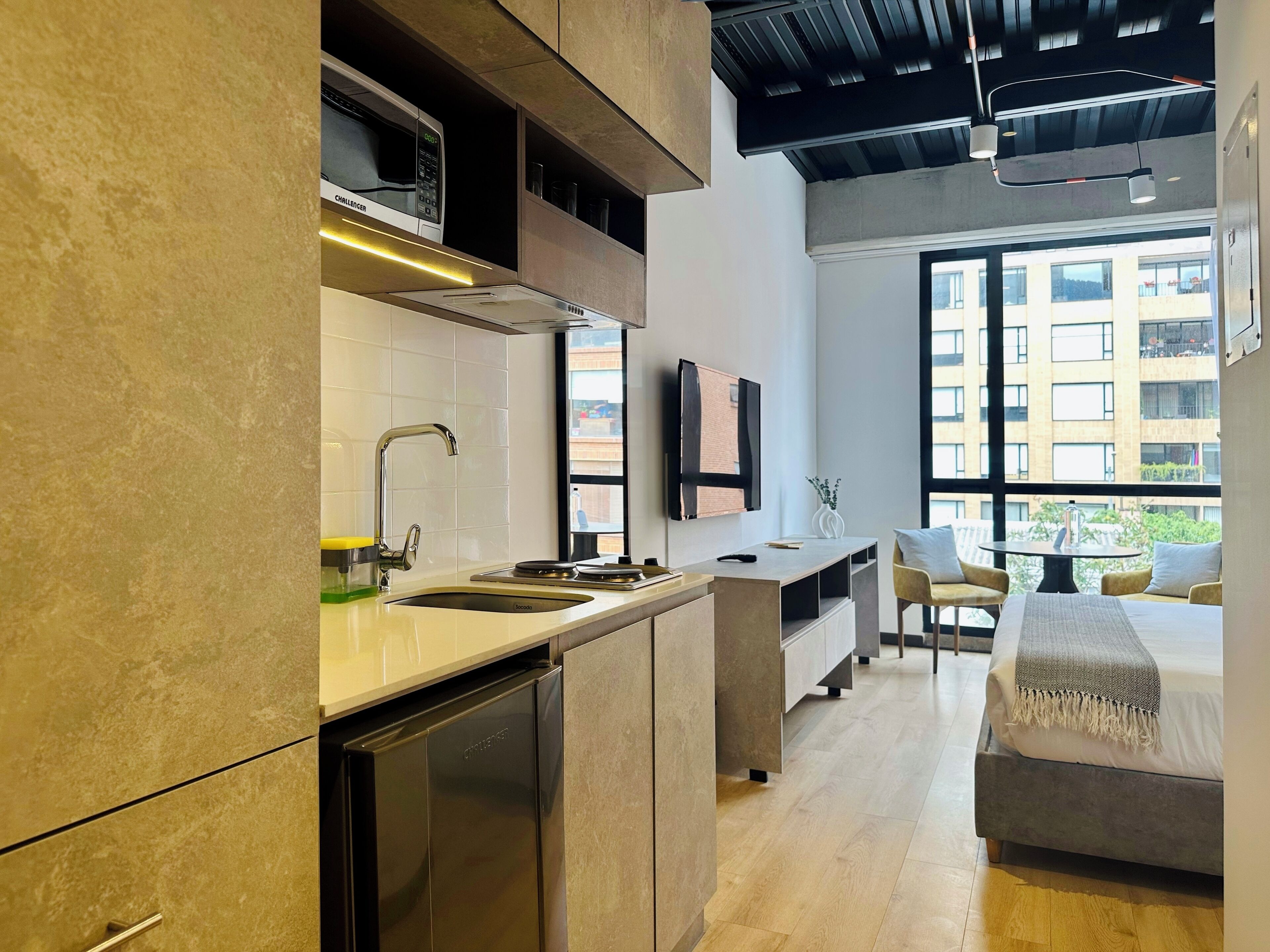 Design Apartment | Private kitchen | Fridge, microwave, electric kettle, toaster