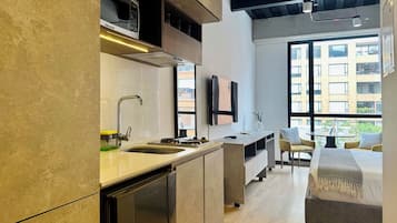 Leilighet – design | Eget kjøkken | Kjøleskap, mikrobølgeovn, vannkoker og brødrister