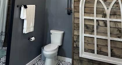 Downtown Mena apartment with hot tub and open concept