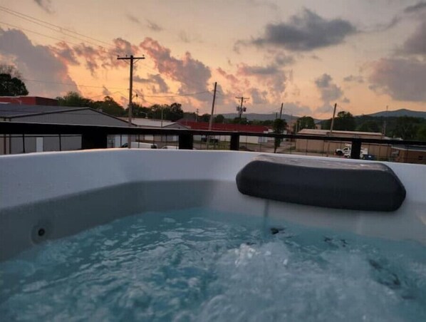 Bañera de hidromasaje al aire libre