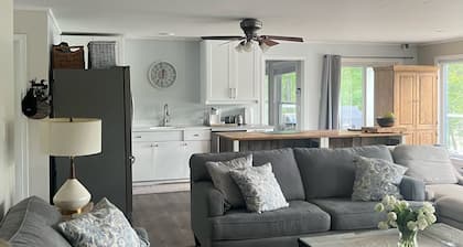 Luxury cottage on beautiful lakefront with hot-tub & private bunkie. New to VRBO