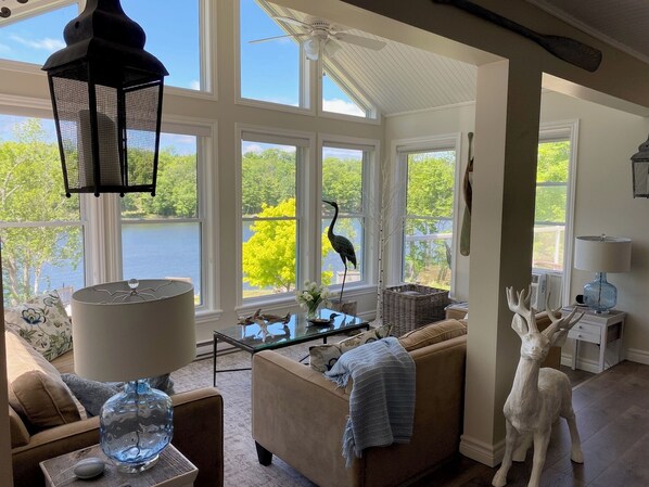 Smart TV, fireplace, video games, books - Luxury cottage on beautiful lakefront with hot-tub & private bunkie. New to VRBO (Maberley)