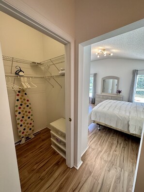 3 habitaciones, tabla de planchar con plancha, wifi y ropa de cama