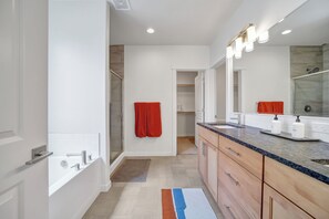 Haartrockner, Handtücher, Seife, Toilettenpapier