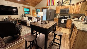 Smart TV, caminetto, lettore DVD, libri