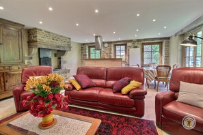 Téléviseur, foyer, livres