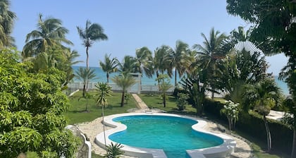 Magnifique Villa au bord de la mer avec piscine
