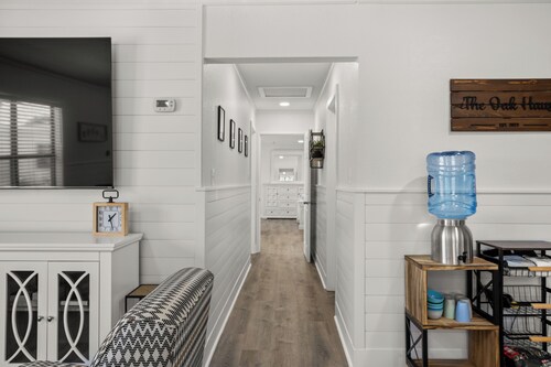 The Oak Haus ~ TX Hill Country escape with hot tub and game room!