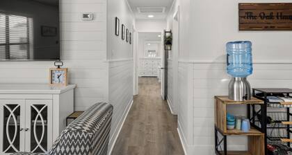 The Oak Haus ~ TX Hill Country escape with hot tub and game room!