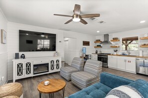 Smart-TV, Kamin, Videospiele, Tischfußball