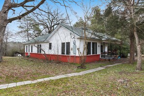 Exterior - 15 min> Lake of the Pines, 25 min> Lake Caddo. Bring the boat and whole family!  (Jefferson)