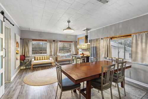 15 min> Lake of the Pines, 25 min> Lake Caddo. Bring the boat and whole family! 