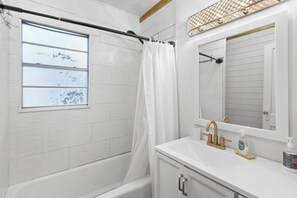 Hair dryer, towels, shampoo, toilet paper - 15 min> Lake of the Pines, 25 min> Lake Caddo. Bring the boat and whole family! (Jefferson)