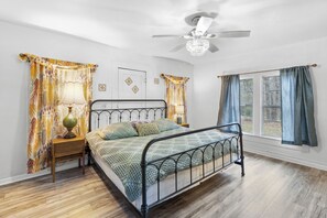 3 bedrooms, in-room safe, iron/ironing board, free WiFi - 15 min> Lake of the Pines, 25 min> Lake Caddo. Bring the boat and whole family! (Jefferson)