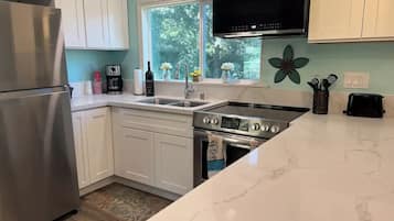 Coffee/tea maker, fridge, microwave, oven