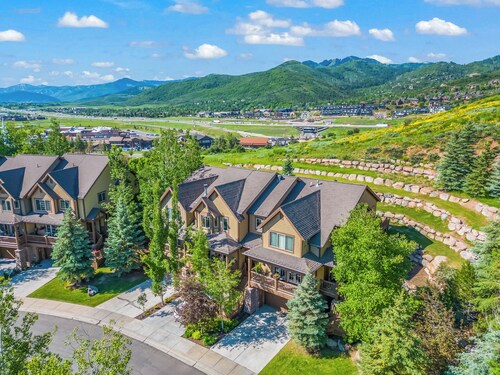 Experience luxury at Jeremy Ranch Snowtop Manor, Close to everything Townhome!