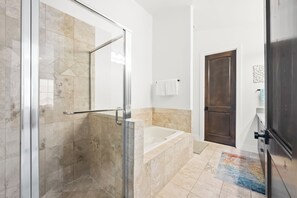 Badewanne, Haartrockner, Handtücher
