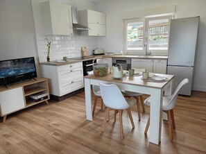 Réfrigérateur, four à micro-ondes, un four, surface de cuisson