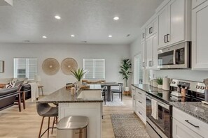 Kühlschrank, Mikrowelle, Herdplatte