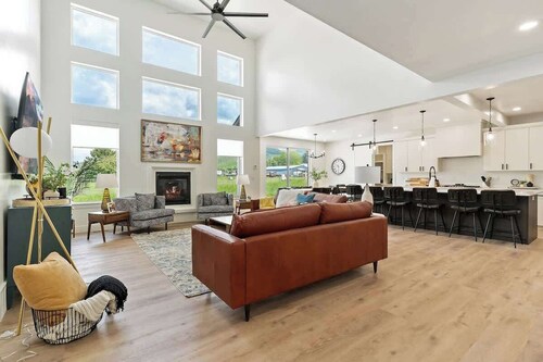 Pickleball Playhouse, Hot Tub, Theater, Game Room!