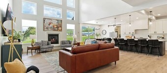 Pickleball Playhouse, Hot Tub, Theater, Game Room!