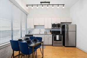 Private kitchen - Downtown Stl 2bd/2bth Apt Garage parking included (St. Louis)