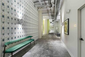 المنشأة من الداخل