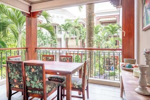 Outdoor dining - Tropical Garden Apt w/ Private Beach Access & Pool (Jaco)