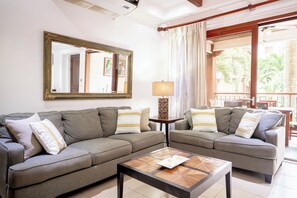 Smart TV - Tropical Garden Apt w/ Private Beach Access & Pool (Jaco)